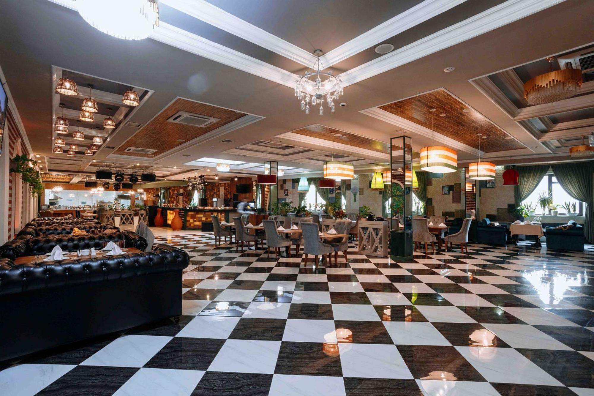Ramada By Wyndham Shymkent Hotel Екстериор снимка