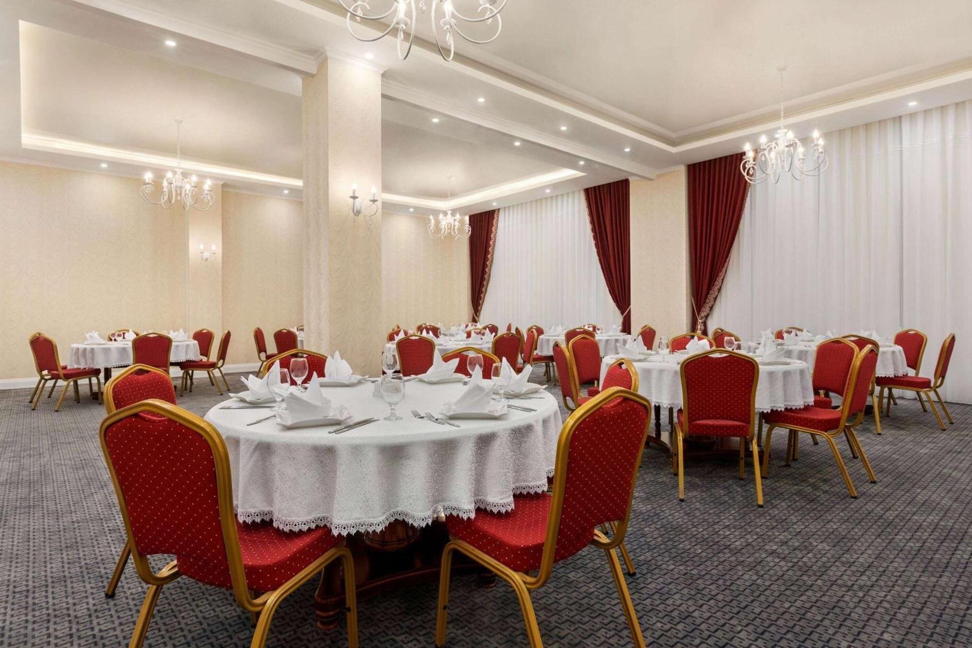 Ramada By Wyndham Shymkent Hotel Екстериор снимка