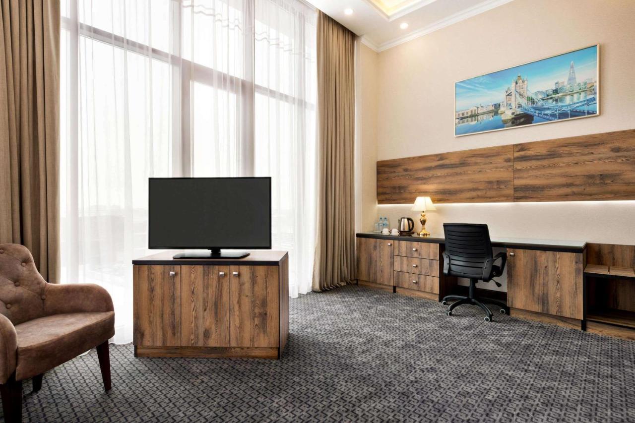 Ramada By Wyndham Shymkent Hotel Екстериор снимка